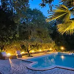 Magnifique Typique Du Sud Avec Piscine Privee Et Jardin Mediterraneen