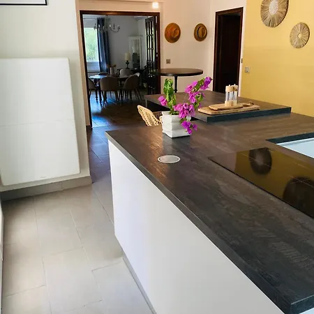 Дом отдыха Magnifique Typique Du Sud Avec Piscine Privee Et Jardin Mediterraneen