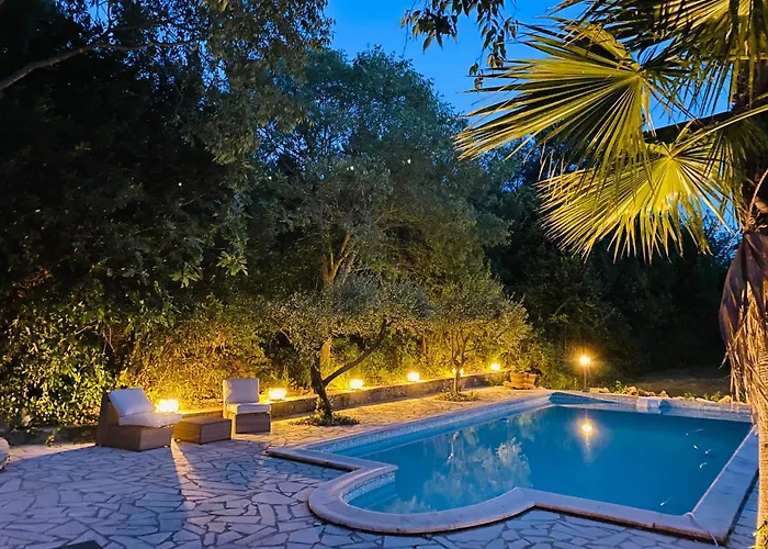 Magnifique Typique Du Sud Avec Piscine Privee Et Jardin Mediterraneen